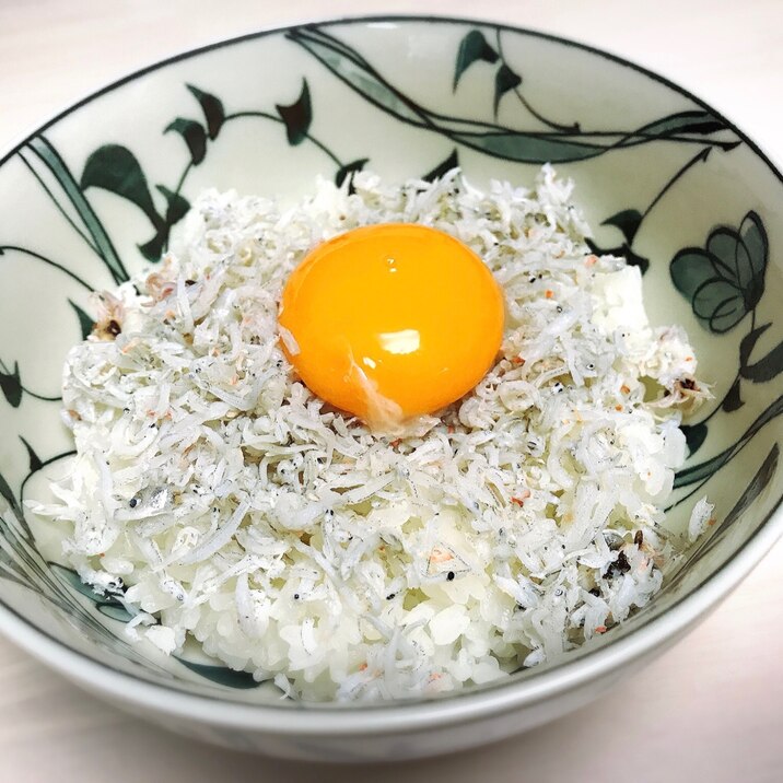 卵黄が絡む♡しらす丼